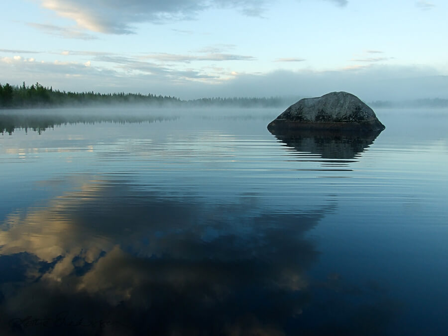 SE_Norrbotten_sky_reflections_fog_tranquil_lake_big_rock900