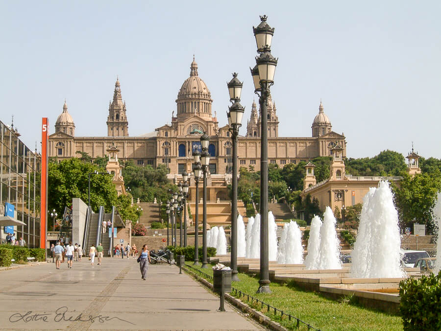 Spain_Barcelona_fountains_people900