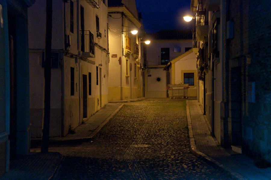 Empty_street_at_night