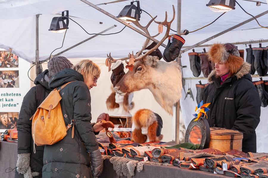SE_JokkmokkMarket_marketstall_reindeer_sami_leather_goods900