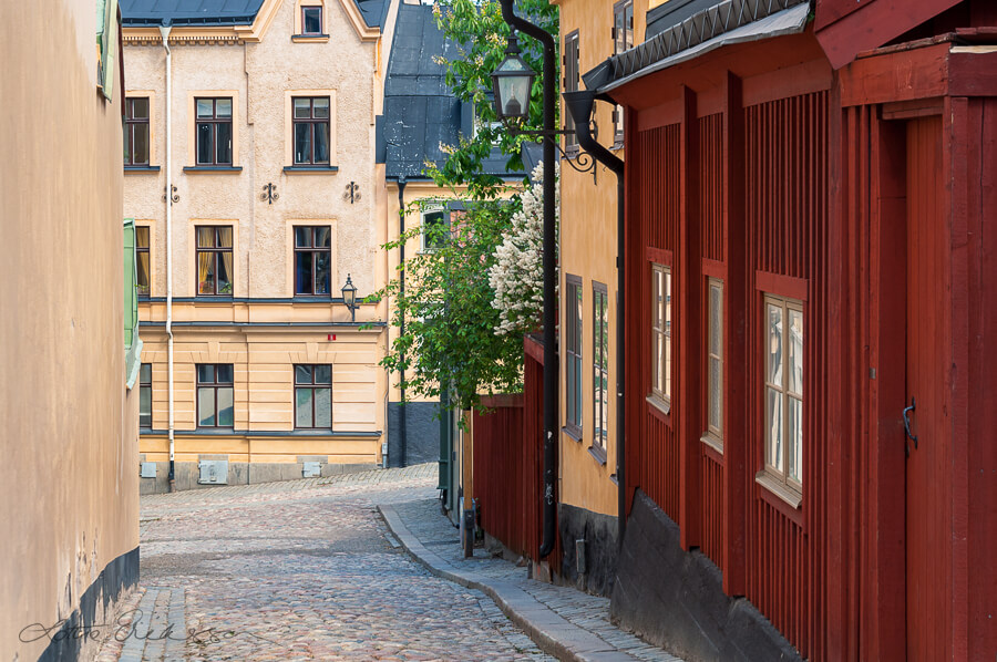 SE_Stockholm_colours_cobblestone_street_old_houses900