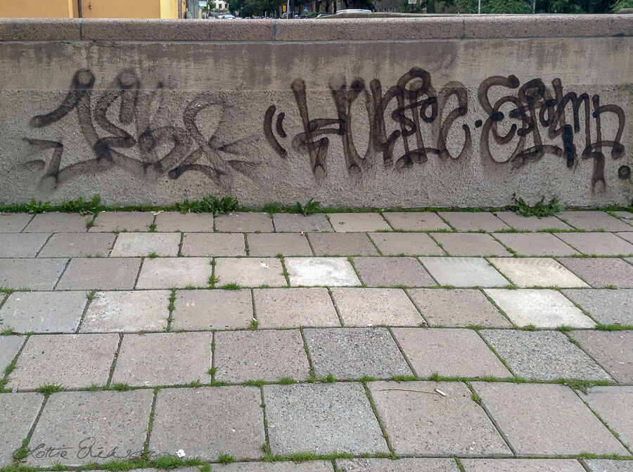 SE_Stockholm_grey_pavement_stone_wall_graffiti900