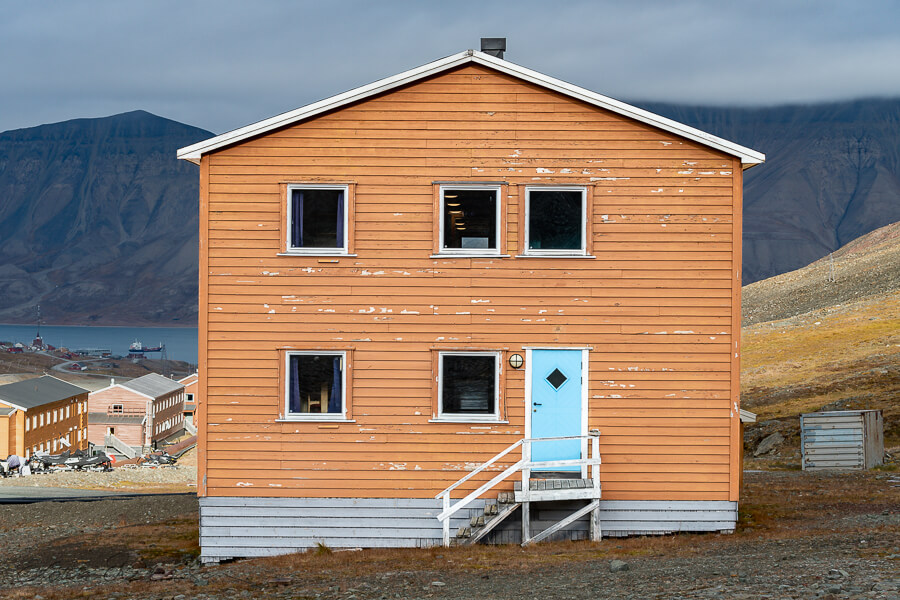 SJ_longyearbyen_colors_apricot_orange_house_lightblue_door900