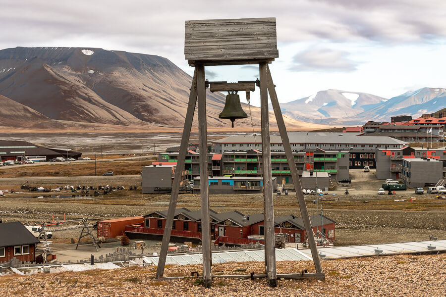 SJ_longyearbyen_colors_earthtones_belfryFG_town_view_mountains900
