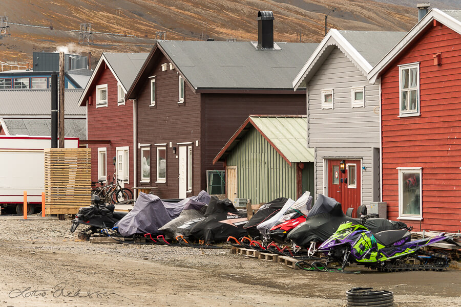 SJ_longyearbyen_colors_houses_reds_brown_green_snowmobiles900