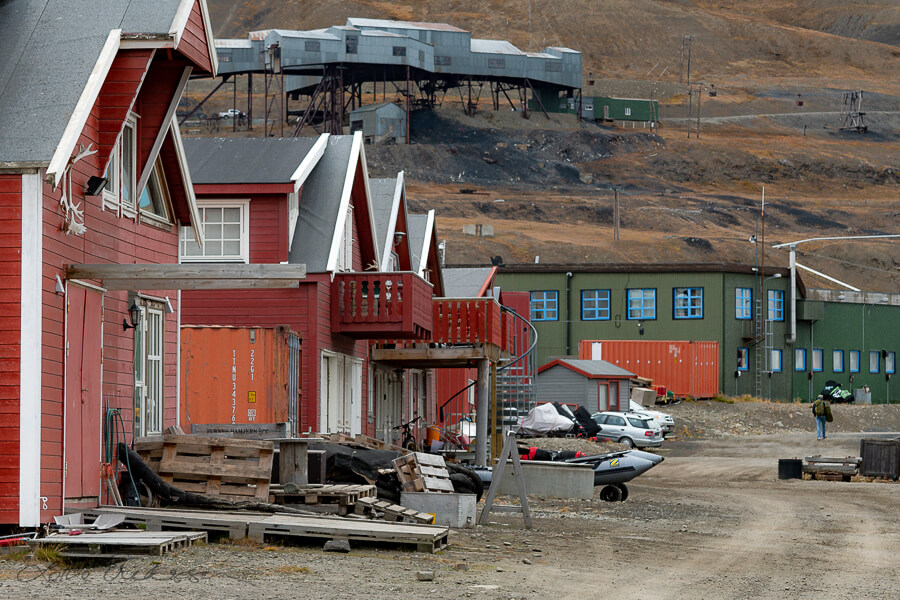 SJ_longyearbyen_colors_houses_reds_uphill_building_grey900