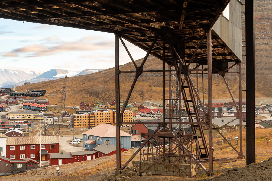 SJ_longyearbyen_colors_town_view_foreground_cablecar_construction900