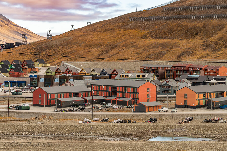 SJ_longyearbyen_colors_town_view_mountains900