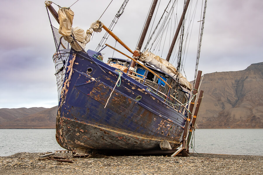 SJ_longyearbyen_harbour_colors_blue_shipwreck_ashore900