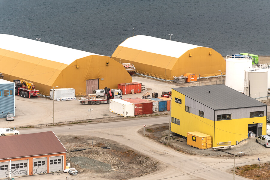 SJ_longyearbyen_harbour_colors_buildings_yellows_apricot_orange_reds_slate_blue900