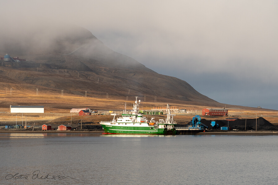 SJ_longyearbyen_harbour_colors_green_ship_blue_crane_red_houses900