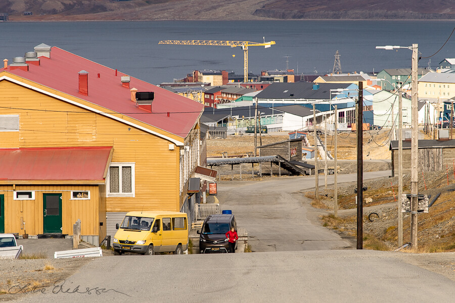 Svalbard_Longyearbyen_Adventsfjorden_view_town_yellows900