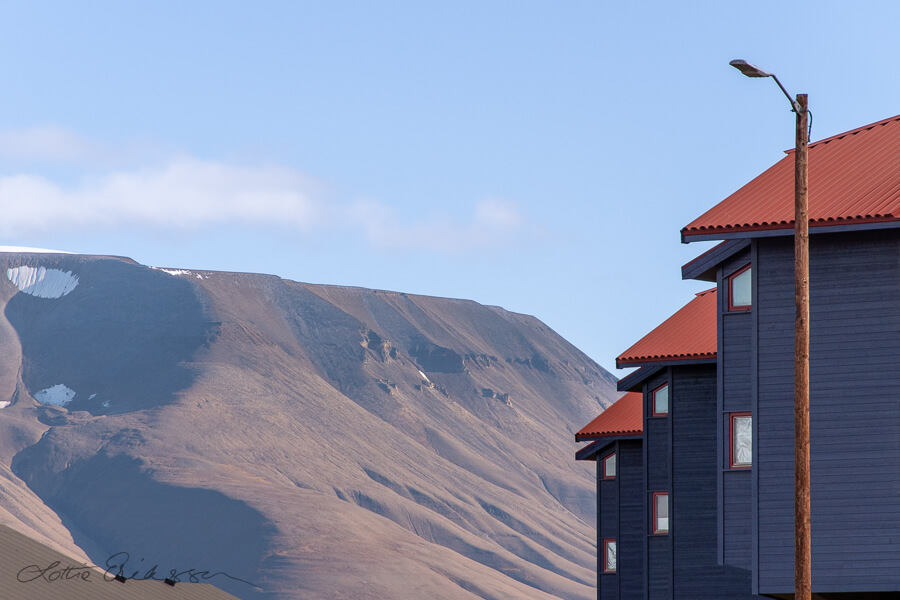 Svalbard_Longyearbyen_blue_houses_blue_mountain_blue_sky900