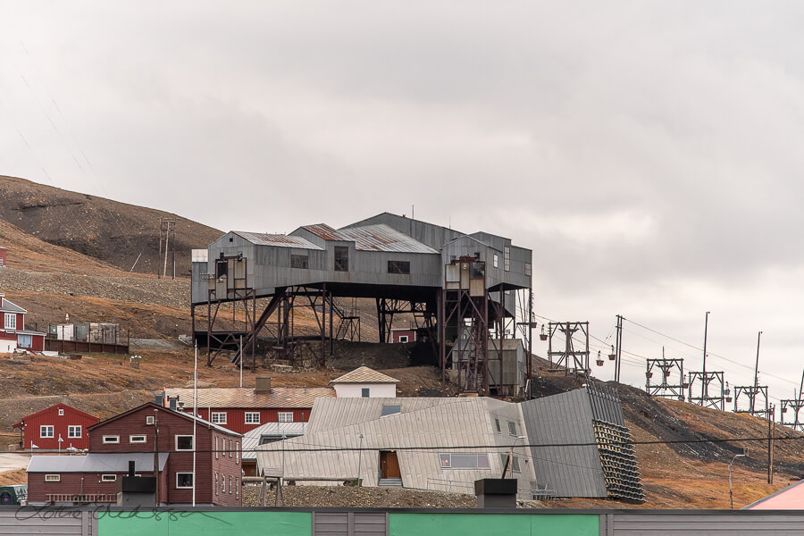 Svalbard_Longyearbyen_cablecar_station_coalmining_remnant900