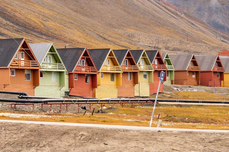 Svalbard_Longyearbyen_colour_coordinated_houses_900