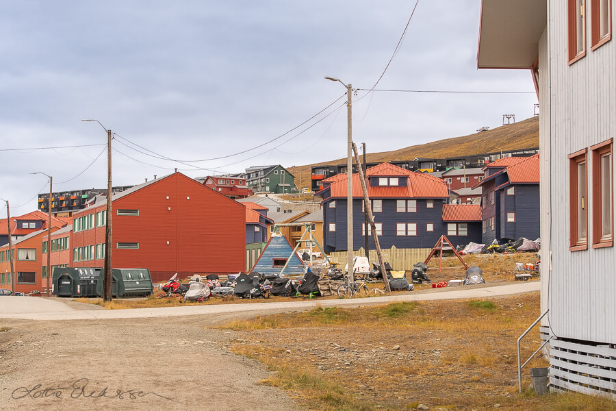 Svalbard_Longyearbyen_colour_coordinated_houses_residential_area900