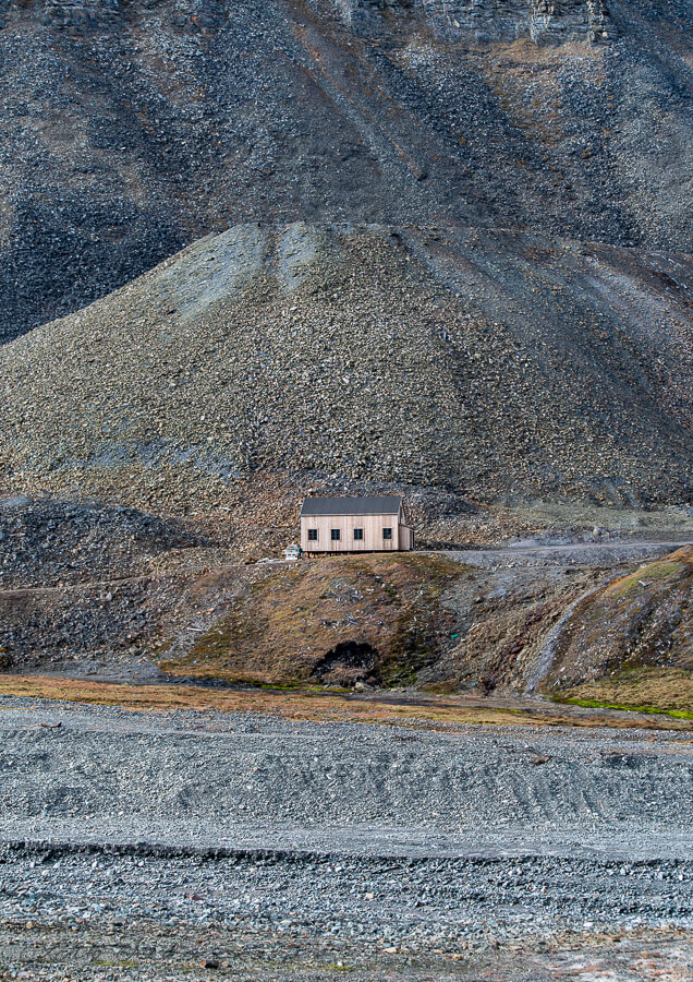 Svalbard_Longyearbyen_house_mountain_gravel900