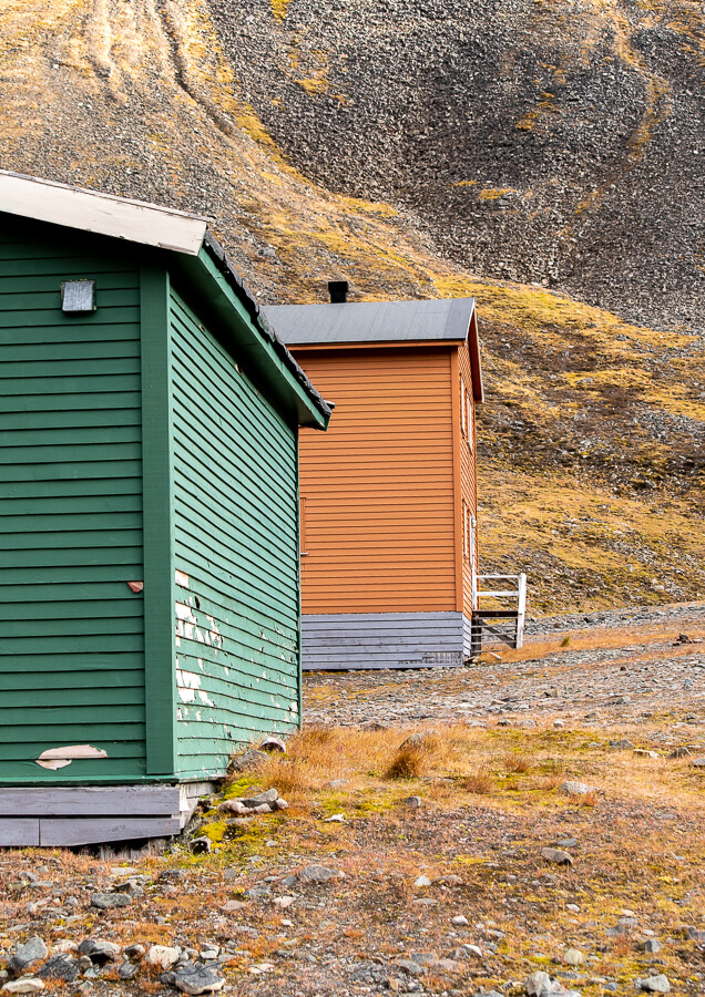 Svalbard_Longyearbyen_houses_colours_mountain900