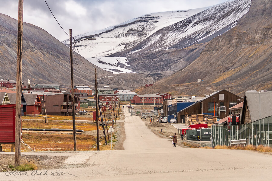Svalbard_Longyearbyen_panoramic_main_street_valley_mountains900