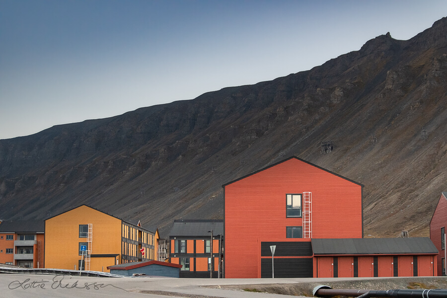 Svalbard_Longyearbyen_residential_colour_coordinated_mountain900