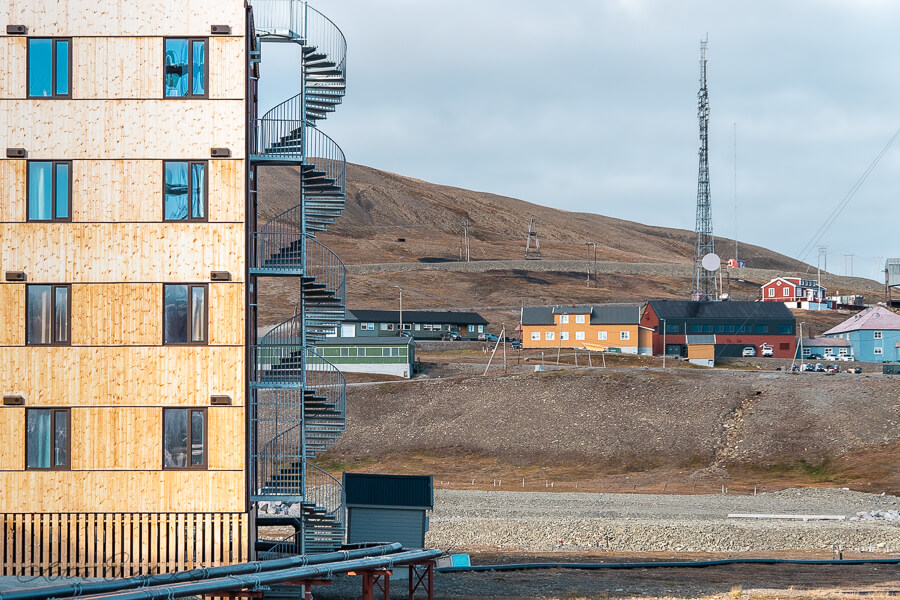 Svalbard_Longyearbyen_wood_facade_staircase_mountain_houses_antenna900