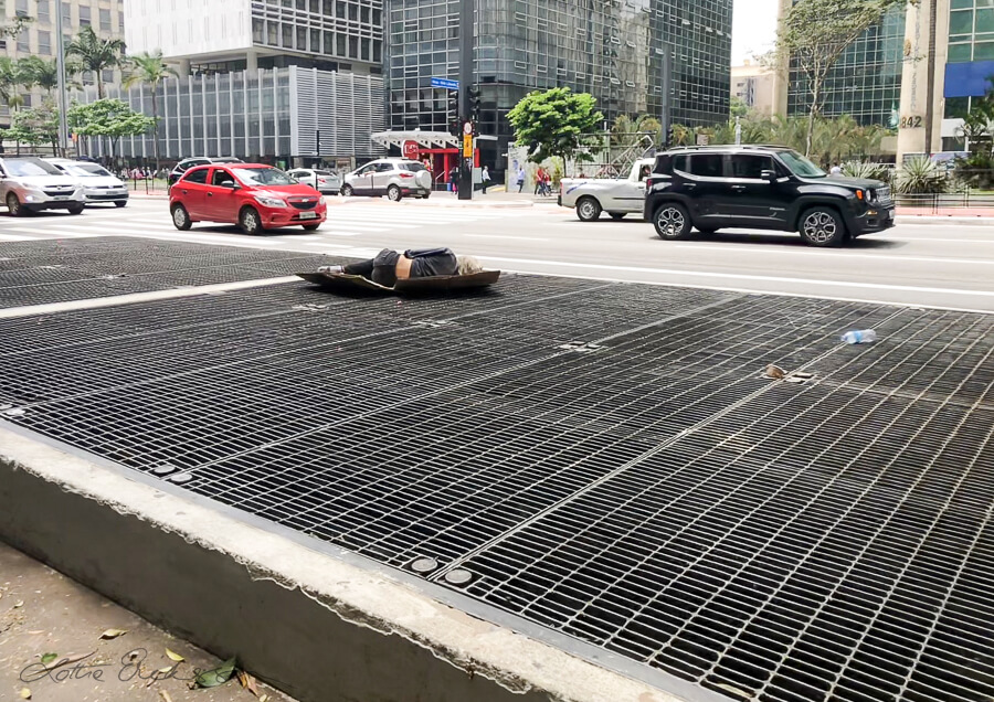 SaoPaolo_lonely_sleeping_on_airvent_street_traffic900
