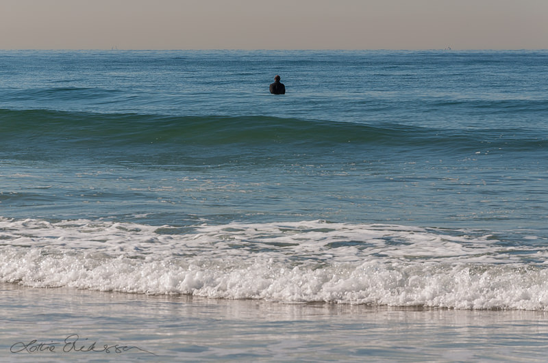 SanDiego_the_Pacific_surfer_standing!_waves_horizon