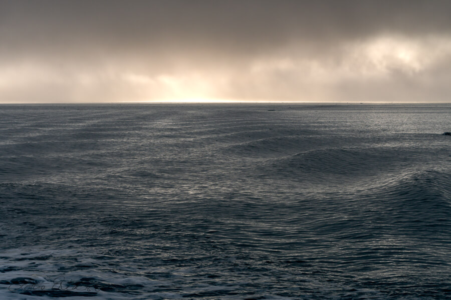 Svalbard_Ishavet_dusk_overcast_big_waves900