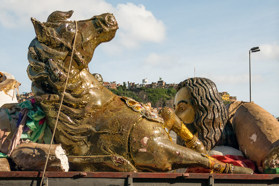 Brazil_RioDeJaneiro_carneval_horse_sculpted_discarded_glittering900