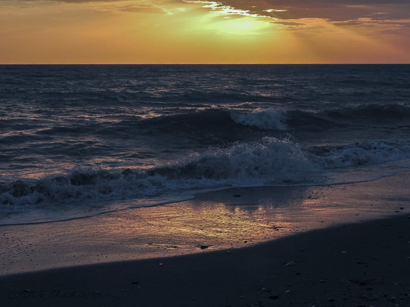 Mediterranean_splashwaves_beach_sunset_clouds
