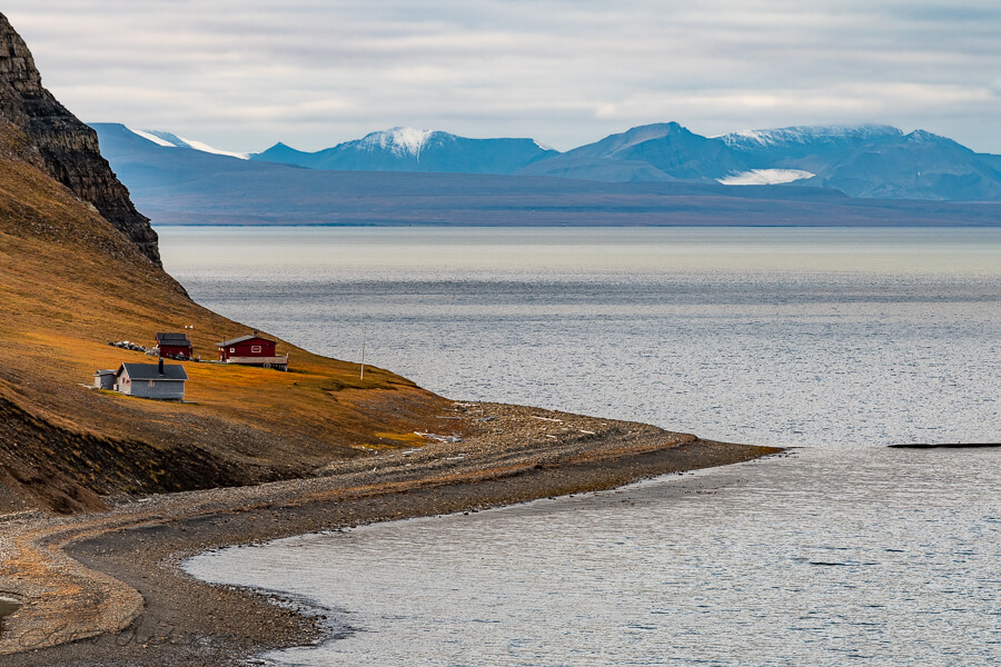 Svalbard_Adventsfjorden_peninsula_cabins_distant_snowcovered_mountains900