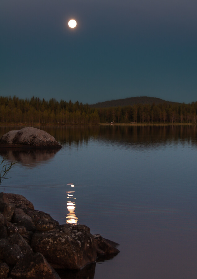 SE_Norrbotten_lake_dark_full_moon_reflection900