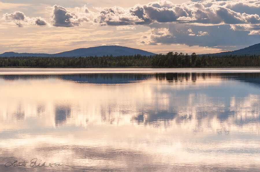 SE_Norrbotten_lake_mountains_clouds_reflections900