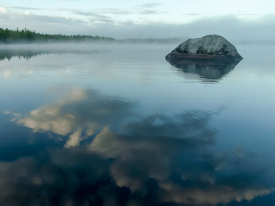 SE_Norrbotten_lake_rock_tranquil_ripples_reflections_fog_clouds900