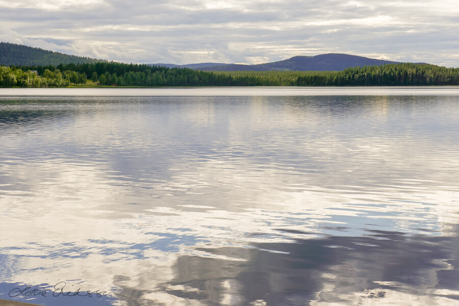 SE_Norrbotten_lake_silverlining_forest_clouds_reflections