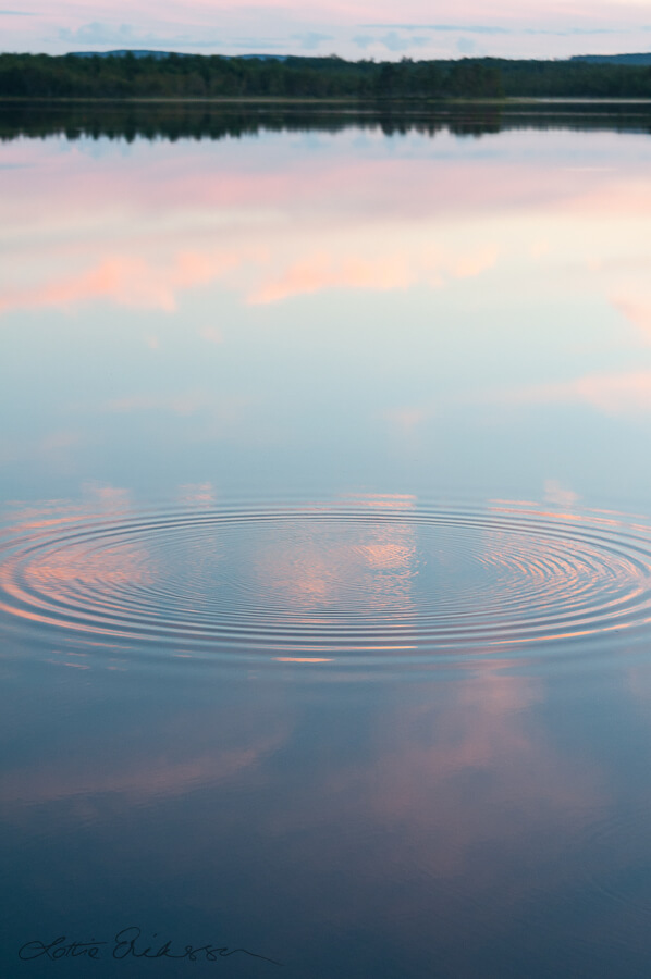 SE_Norrbotten_sunset_tranquil_circle_ripples_reflections900