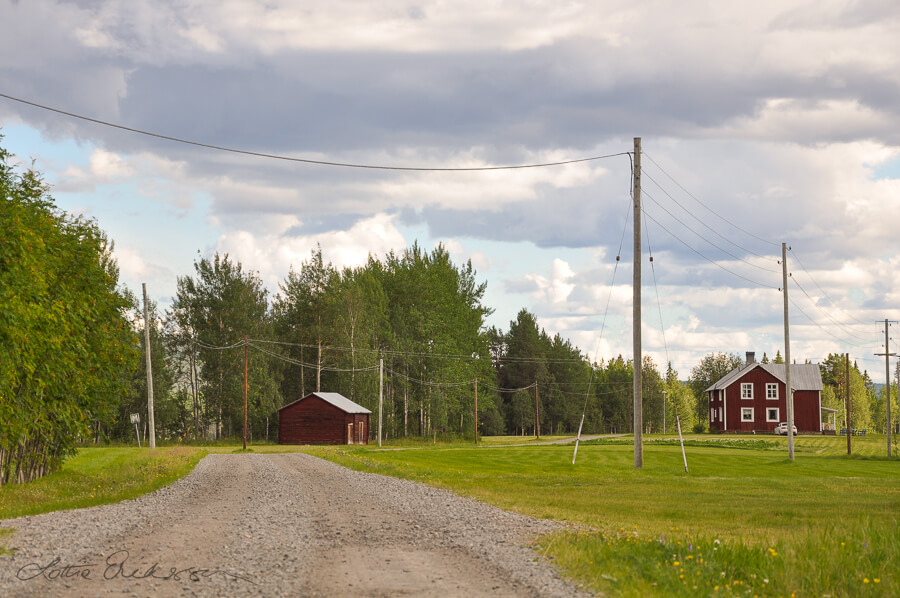 SE_Norrbotten_road_electricitywirings_barn_house_lawn_clouds900