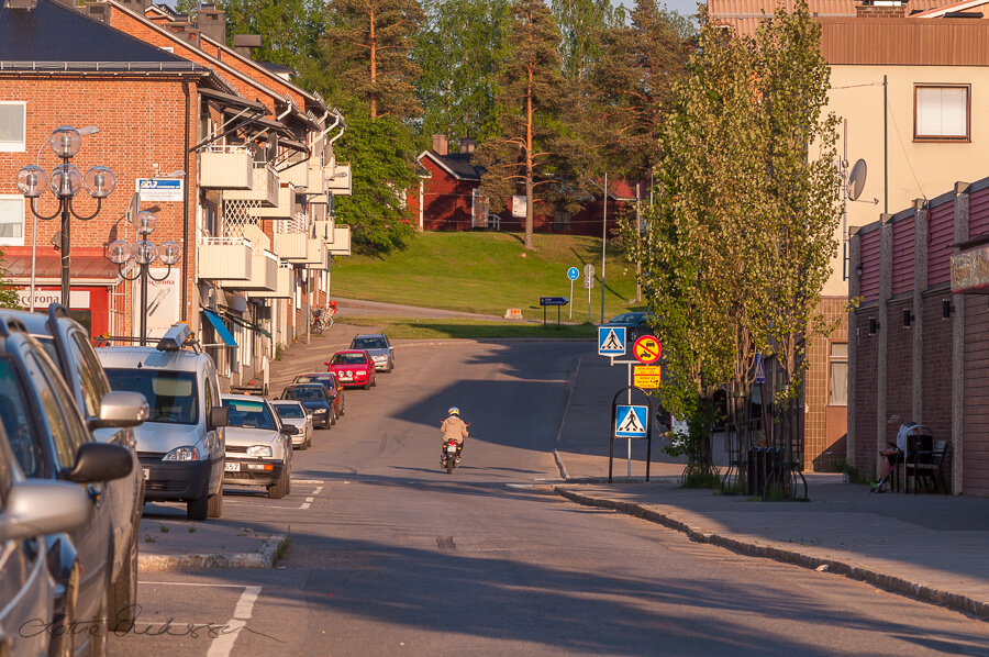 SE_Norrbotten_street_parked_cars_people_summer900