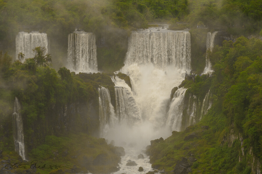 Brazil_Foz_do_Iguaçu_waterfalls_haze_afar_lookoutpoint900