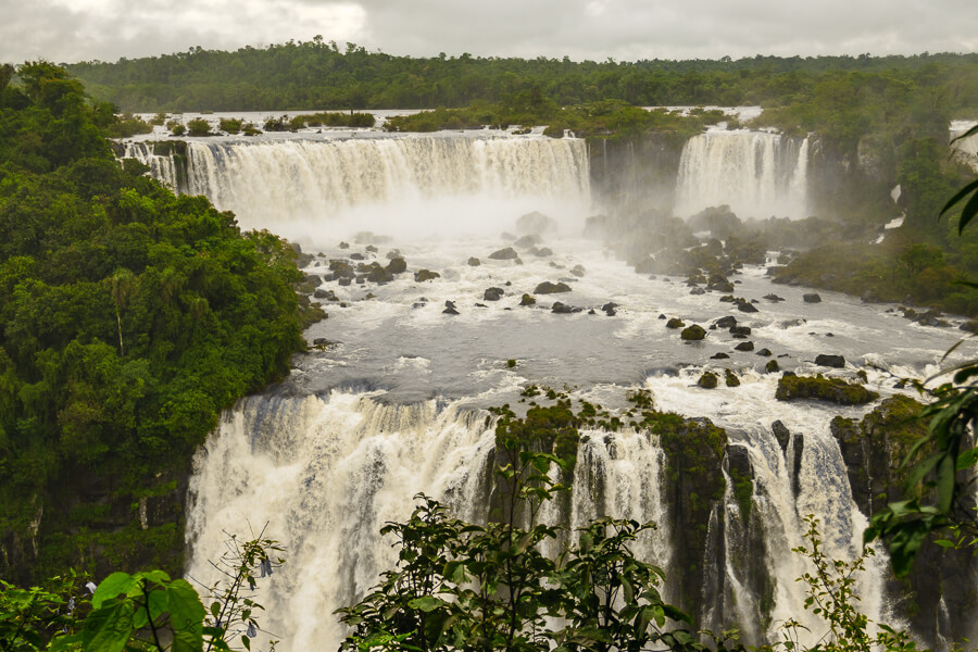 Brazil_Foz_do_Iguaçu_waterfalls_haze_plateaus900