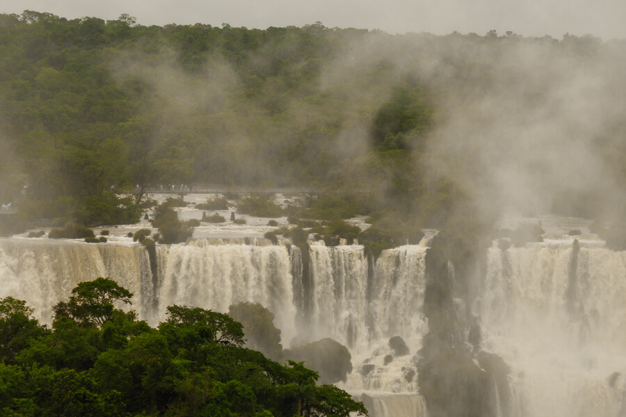 Brazil_Foz_do_Iguaçu_waterfalls_rainforest_haze_afar_lookoutbridge_people900