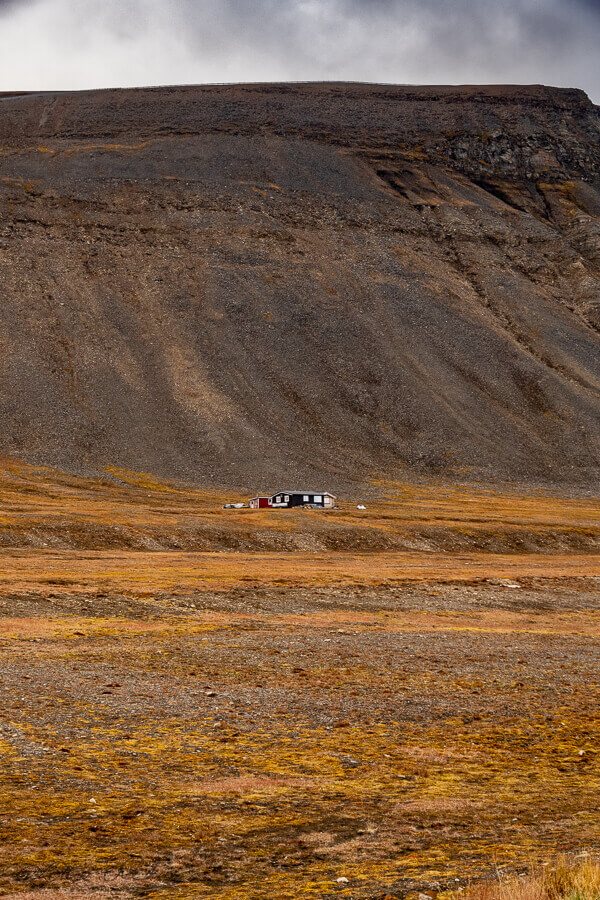 Svalbard_field_cabin_mountainside_grey_sky900