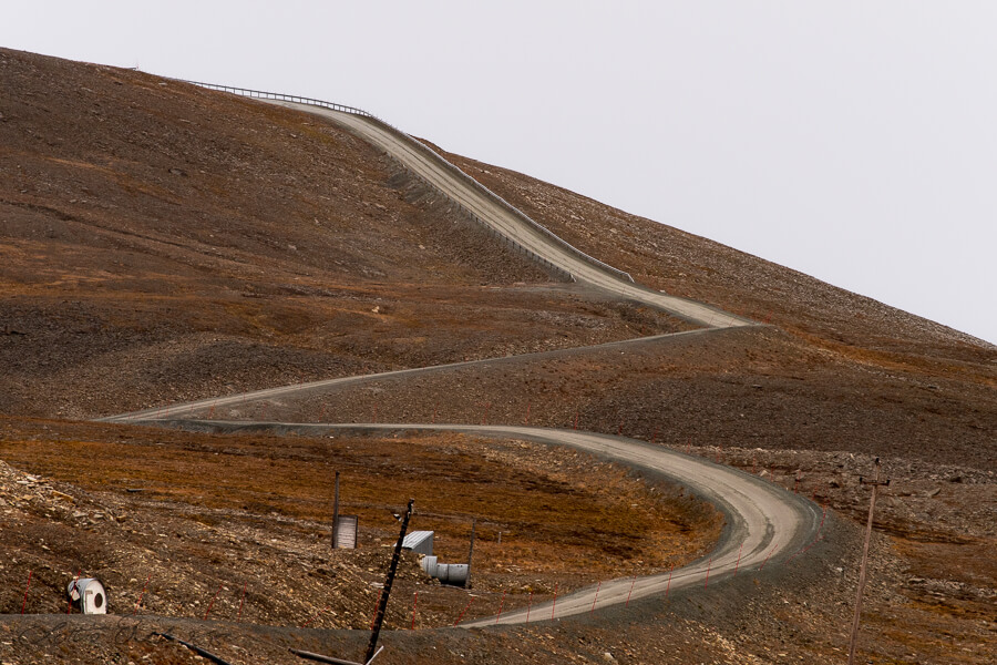 Svalbard_meandering_road_up_the_mountain_grey_sky900