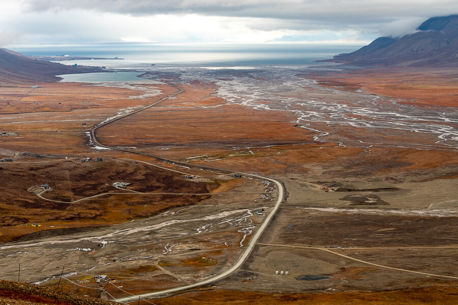 Svalbard_panorama_flat_landscape_road_distant_Adventsfjorden900