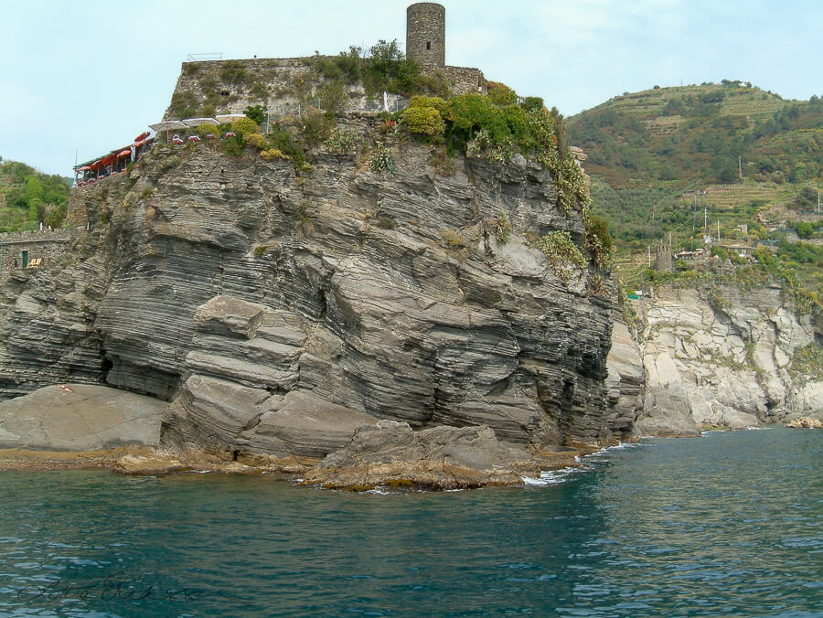 IT_CinqueTerre_seaview_mountain_layers_top_castle_water900