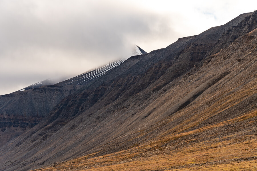 Svalbard_mountain_peak_snow_clouds_lined_landscape900