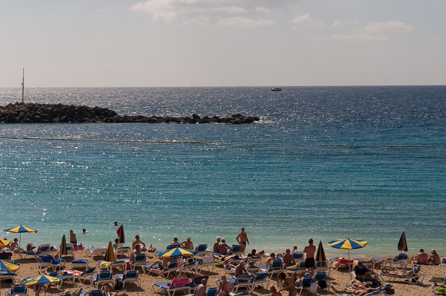 ES_GranCanaria_Atlantic_beach_sunbathing_people_wavebreaker_horizon900