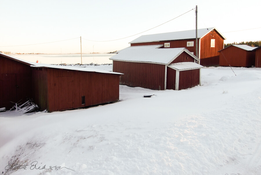 SE_08_winter_fishingport_snow_boathouses900