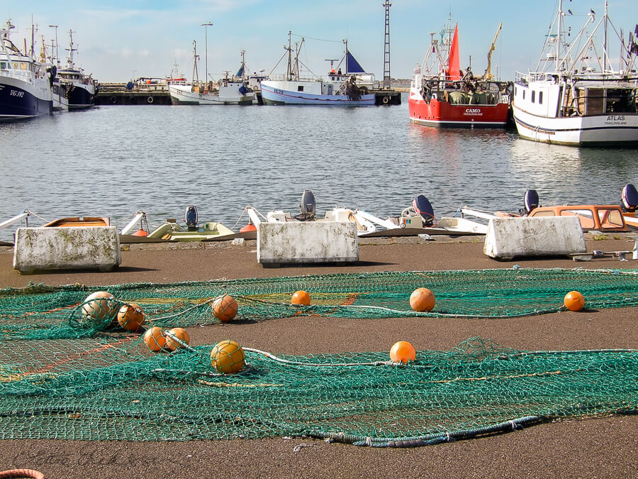 SE_Treslvslge_harbour_ships_quay_fishingnets_buoys900