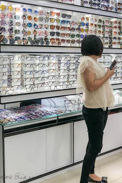 Saopaolo Indoor Market Stall Glasses Saleswoman900